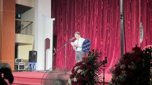 Nhạc sỹ Phạm Bá Chỉnh, Giám đốc Nhà hát phát biểu khai mạc đêm diễn